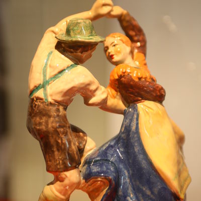 Bild vergrößern: Skulptur eines tanzendes Trachtenpaares.