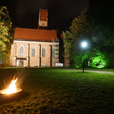 Bild vergrößern: Burgkirche bei Nacht